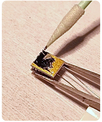  liquid metal being applied to the bottom of a TEM